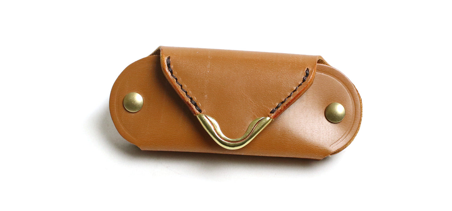 CRAMP / 池之端銀革店 フロント金具がアクセント。真鍮シューホーン付きミニコインケース