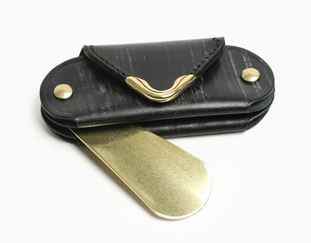 CRAMP / 池之端銀革店 フロント金具がアクセント。真鍮シューホーン付きミニコインケース