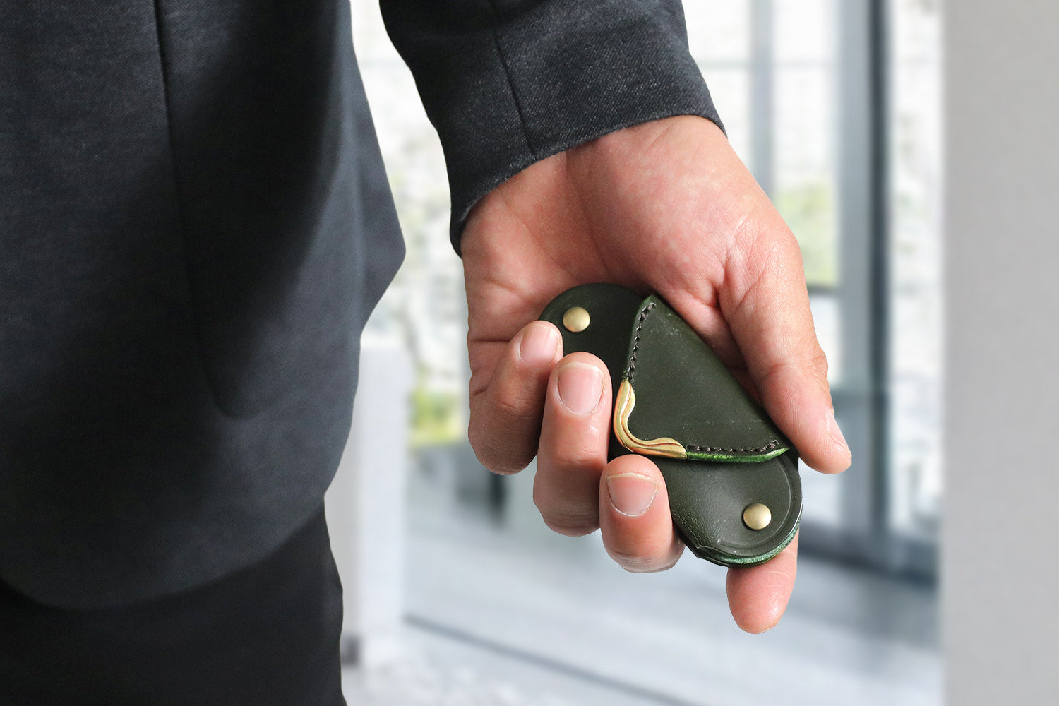 CRAMP / 池之端銀革店 フロント金具がアクセント。真鍮シューホーン付きミニコインケース