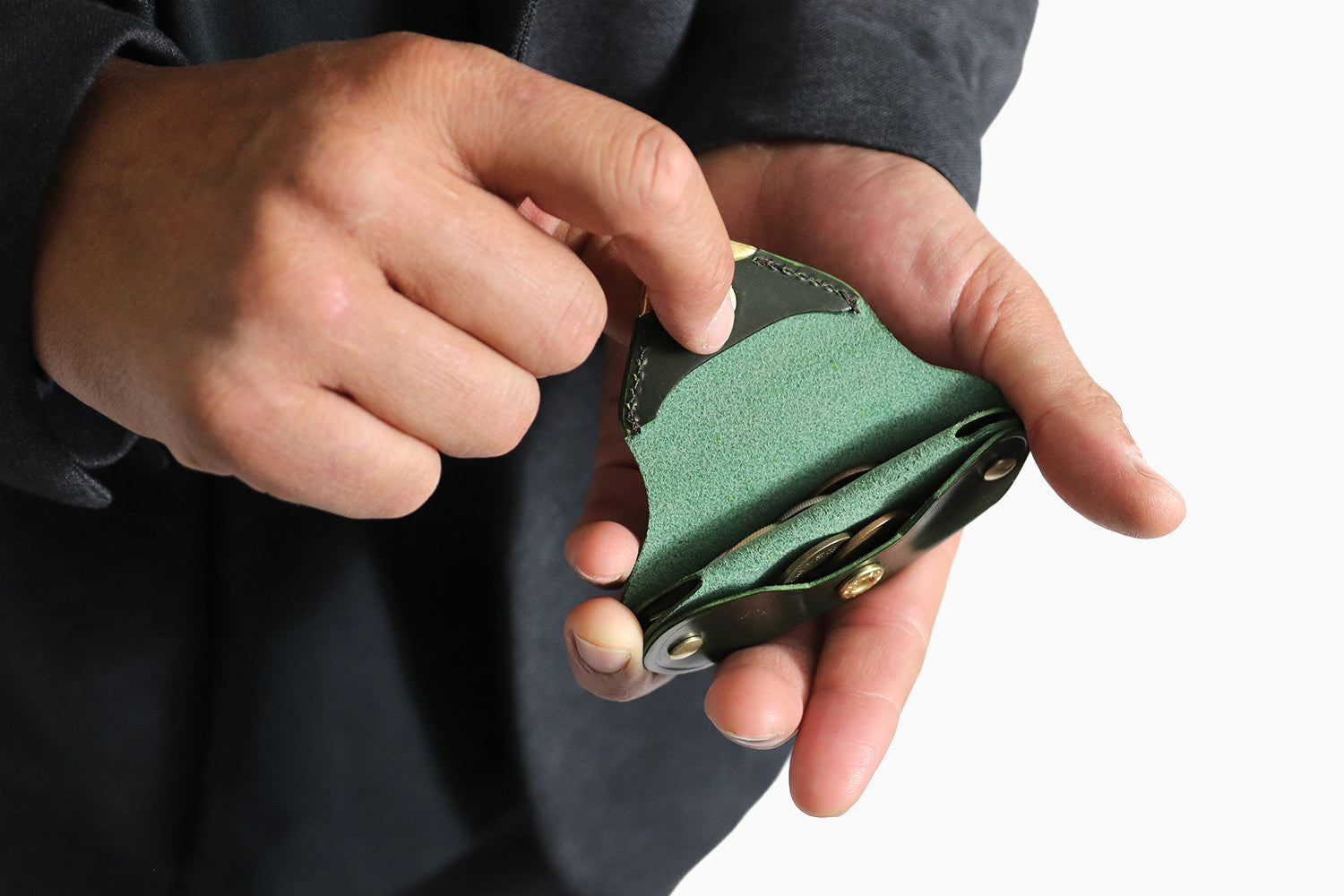 CRAMP / 池之端銀革店 フロント金具がアクセント。真鍮シューホーン付きミニコインケース