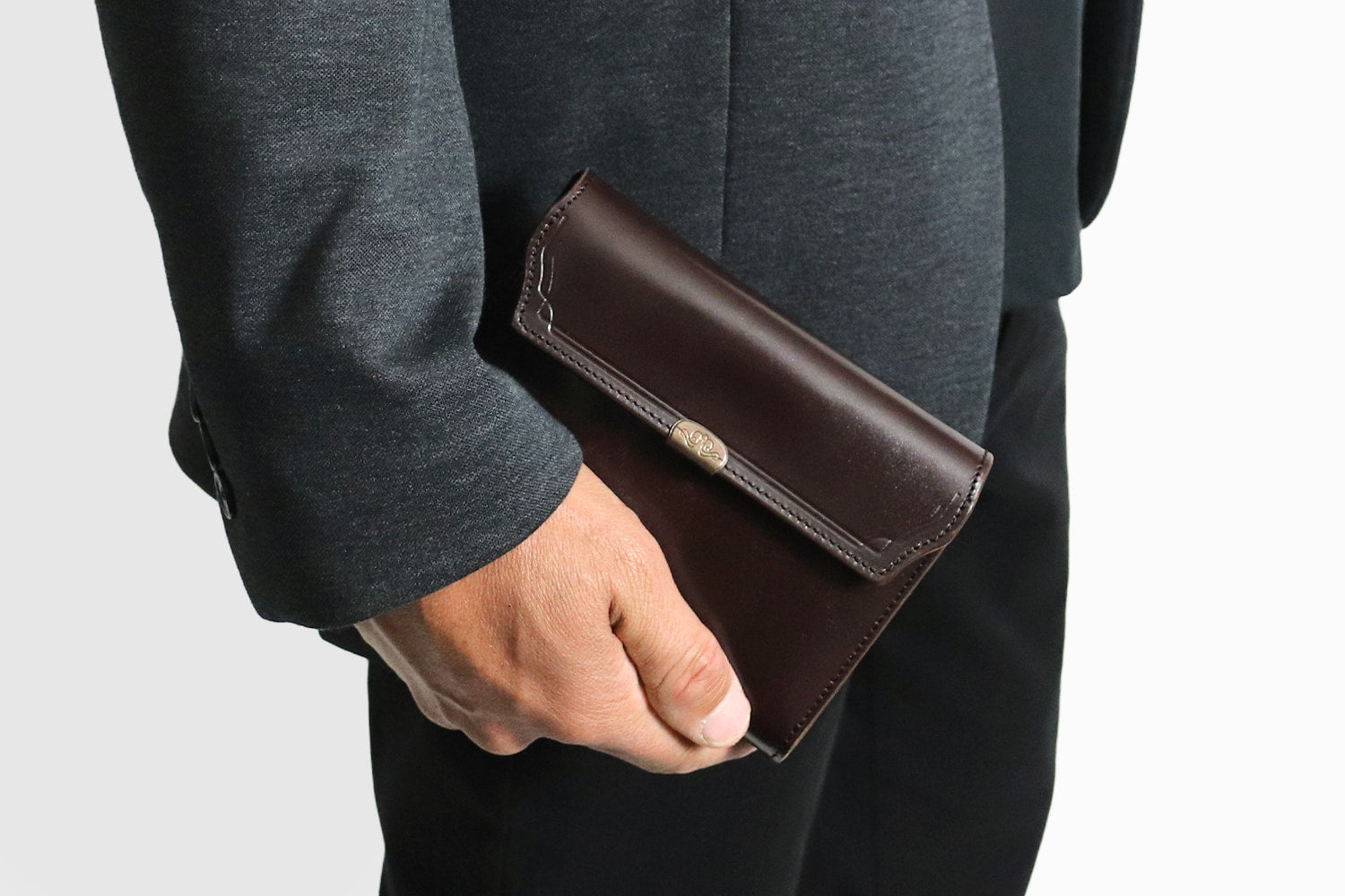 Dual / 池之端銀革店 透明感のあるツヤが現れるサドルプルアップレザー 収まりの良いミニ6サイズのシステム手帳