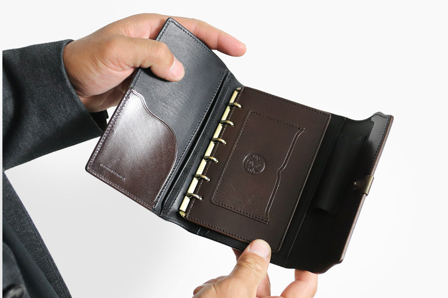 Dual / 池之端銀革店 透明感のあるツヤが現れるサドルプルアップレザー 収まりの良いミニ6サイズのシステム手帳