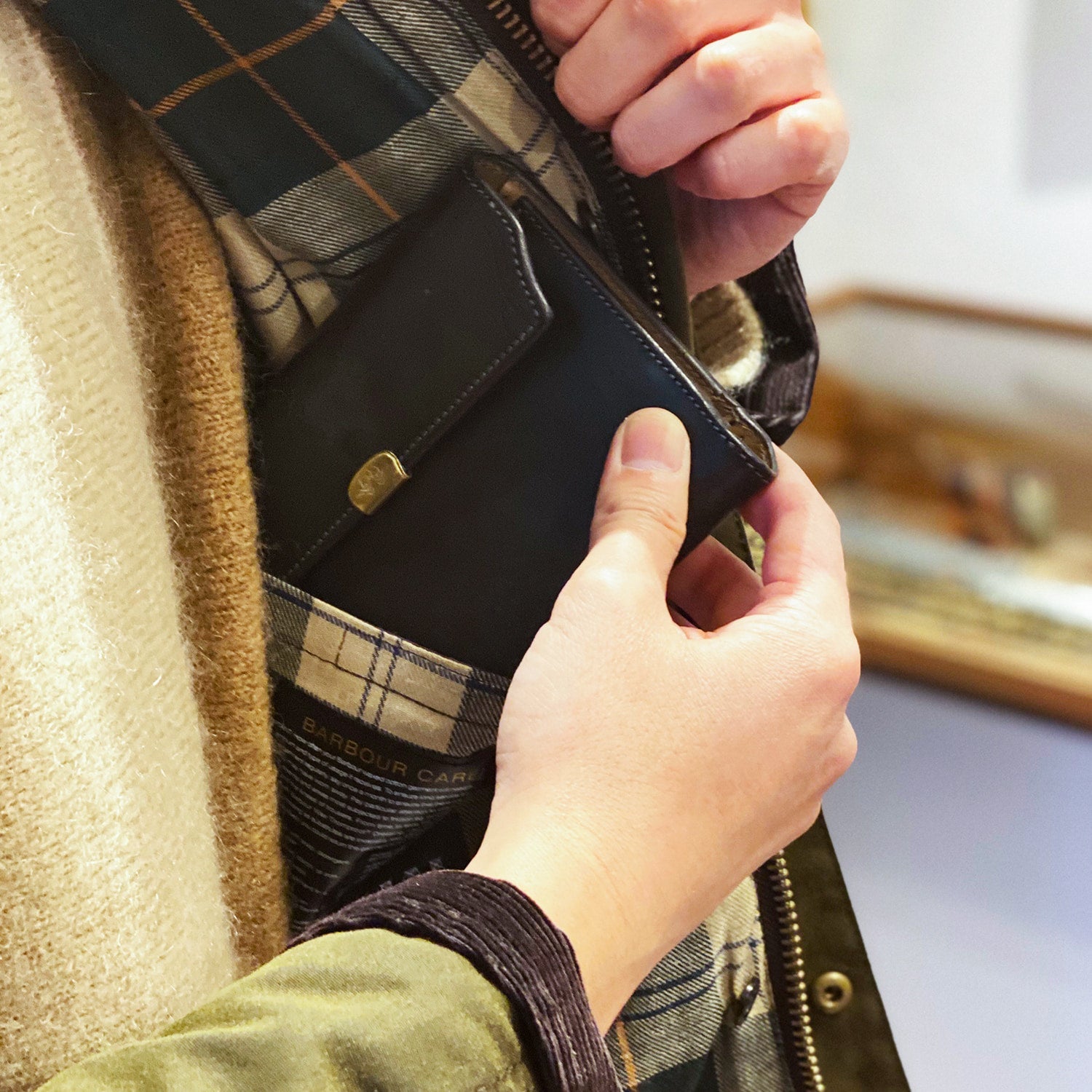 Dual / 池之端銀革店 透明感のあるツヤが現れるサドルプルアップレザー 収まりの良いミニ6サイズのシステム手帳