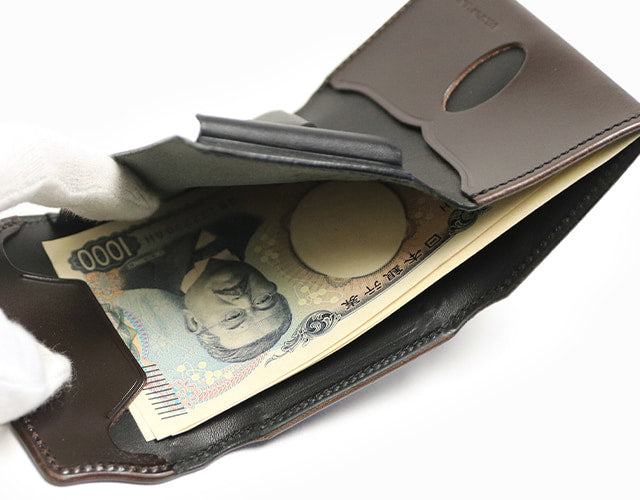 Dual / Ikenohata Ginkakuten A compact wallet the size of a card case made of saddle pull-up leather with a transparent sheen