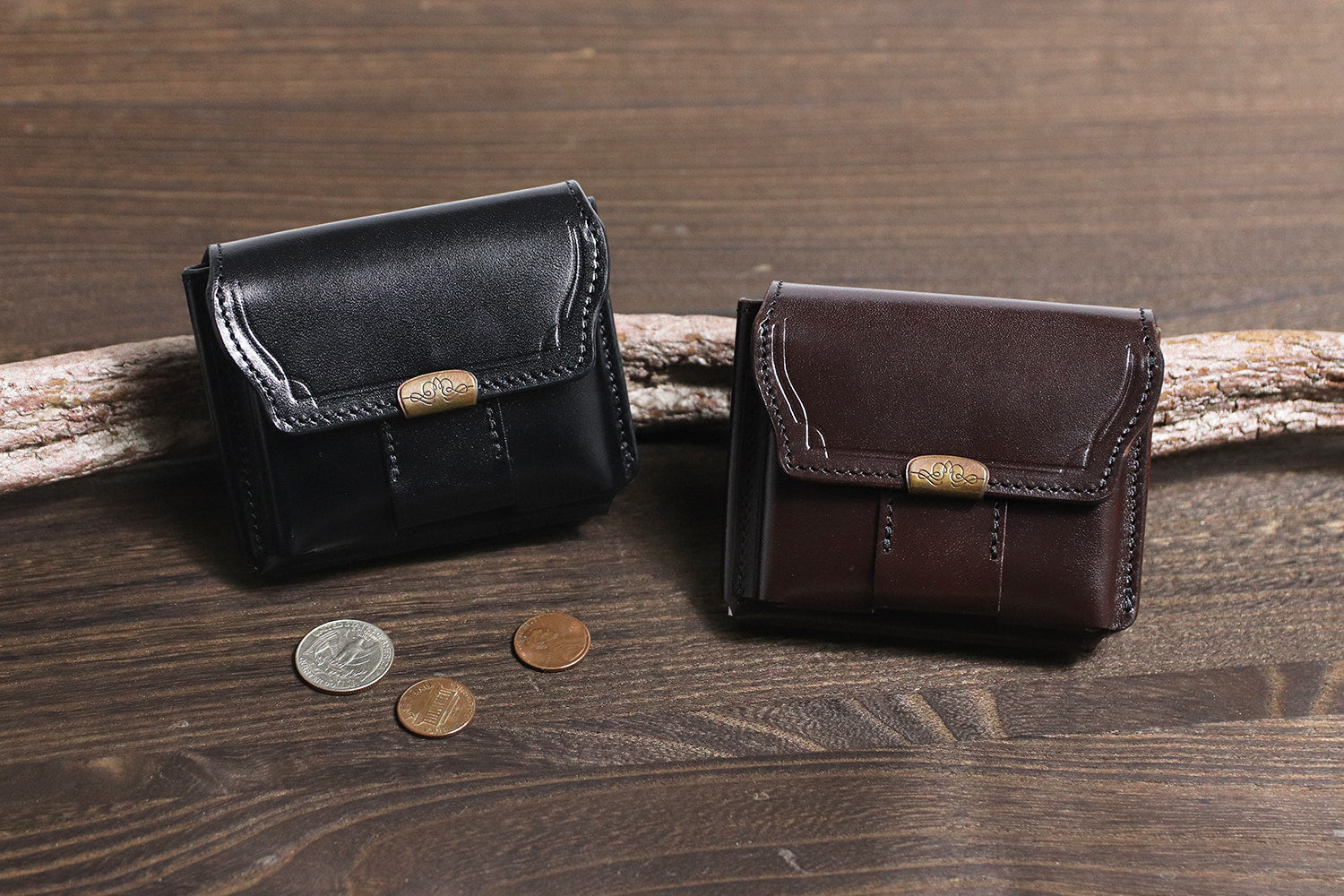 Dual / 池之端銀革店 透明感のあるツヤが現れるサドルプルアップレザー ギャルソンコンパクトウォレット