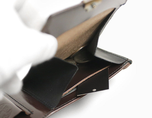 Dual / 池之端銀革店 透明感のあるツヤが現れるサドルプルアップレザー ギャルソンコンパクトウォレット