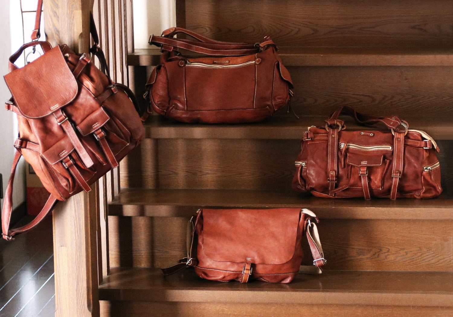 REALMIND / FORO A unique texture. A mini Boston made of soft and light high-quality piece-dyed horse-tanned leather.