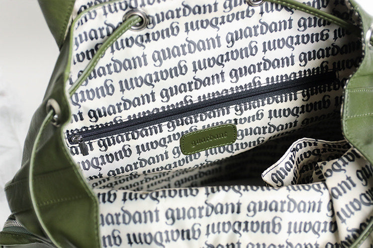 guardant 一款體積龐大的皮革背包,讓您享受牛皮的光澤感