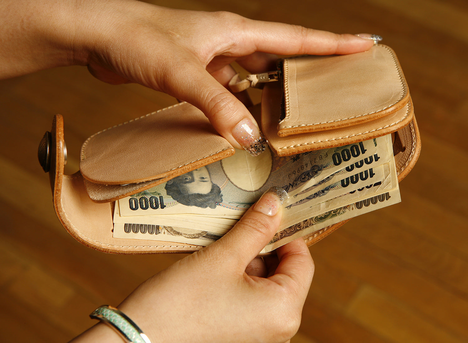 REDMOON / 存在感のある翼を宿す YELLOW EAGLE MIDDLE WALLET