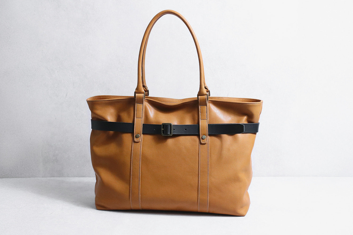 JYO ARVINISTA APRICA 日本製牛革 × ベルト使いの大胆なデザイン ソフトで上質なレザートート