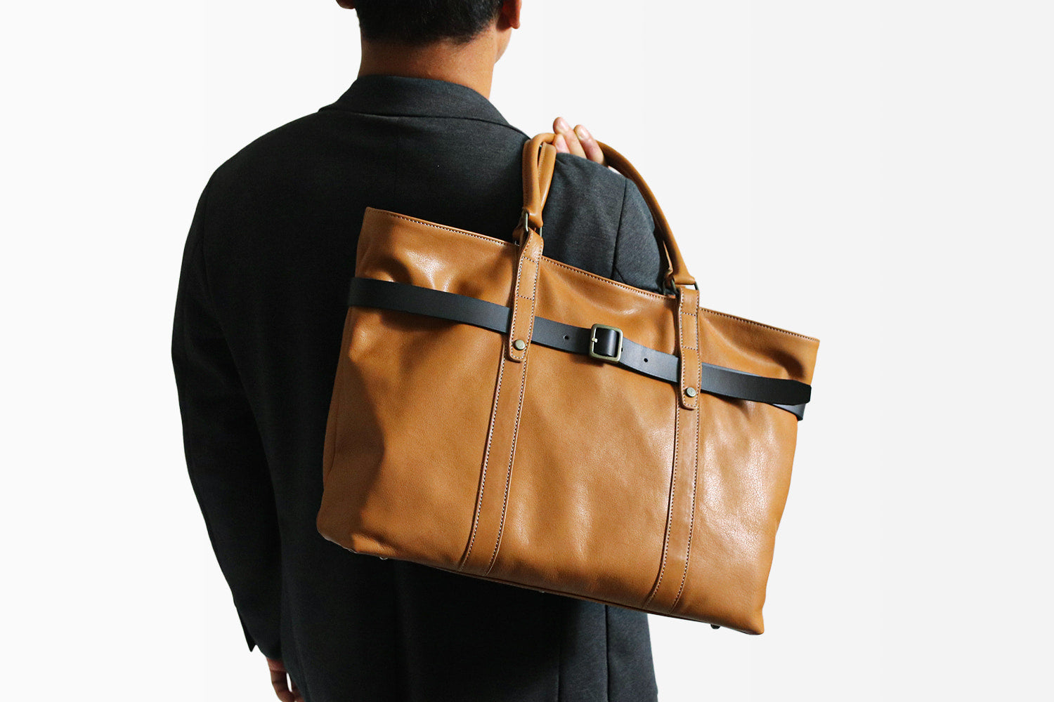 JYO ARVINISTA APRICA Japanese cowhide x belt design, a bold, soft, high-quality leather tote bag