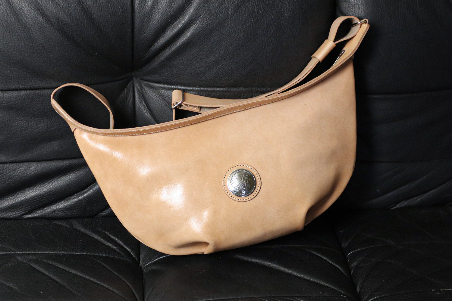 REDMOON / 全皮肩包,飾有醒目的 38 毫米裝飾扣