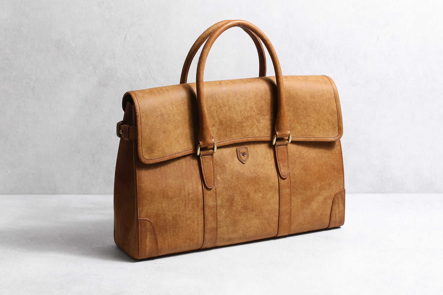 sot / Pueblo Leather 享受隨著時間推移而發生的獨特變化。展現義大利皮革獨特魅力的公事包