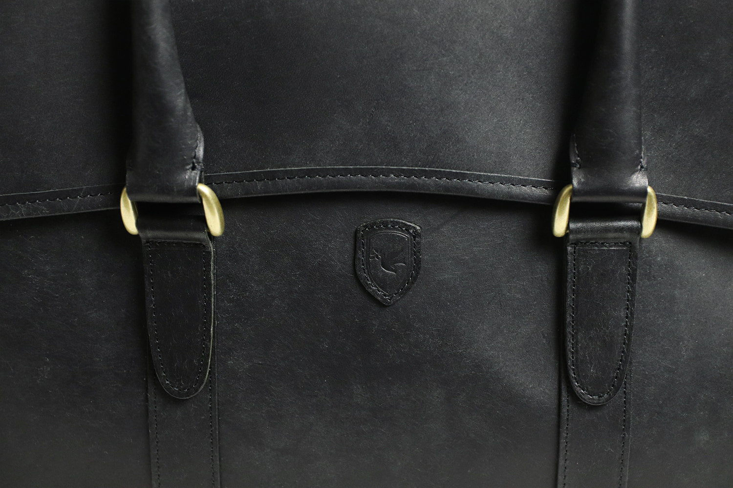 sot / Pueblo Leather 享受隨著時間推移而發生的獨特變化。展現義大利皮革獨特魅力的公事包
