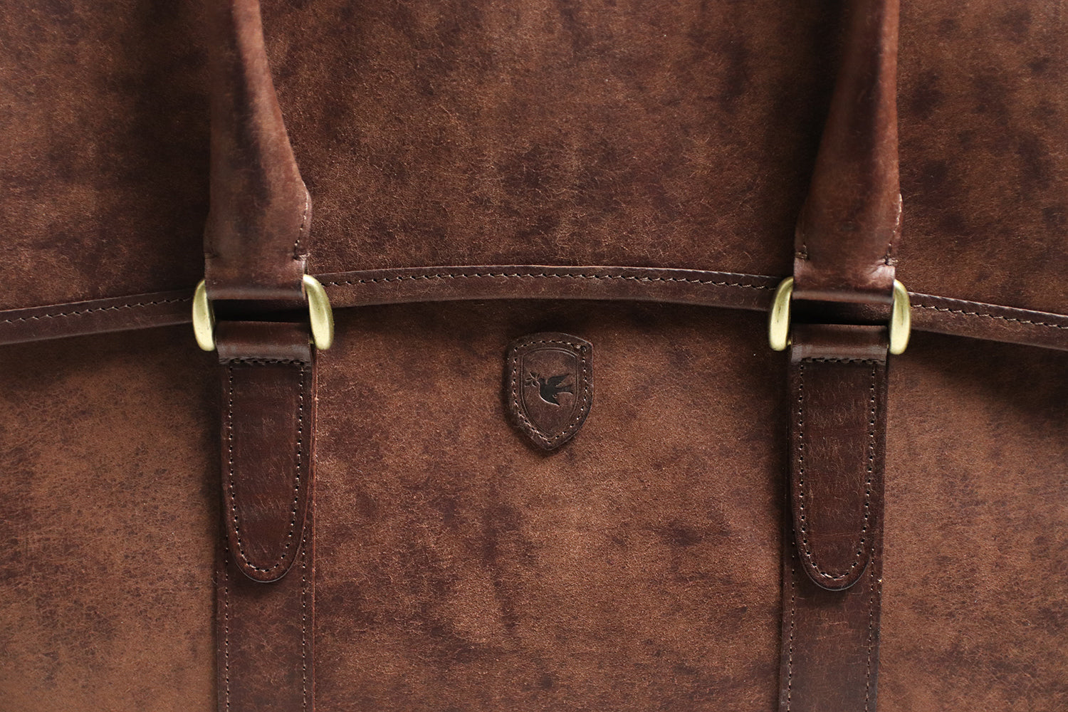 sot / Pueblo Leather 享受隨著時間推移而發生的獨特變化。展現義大利皮革獨特魅力的公事包