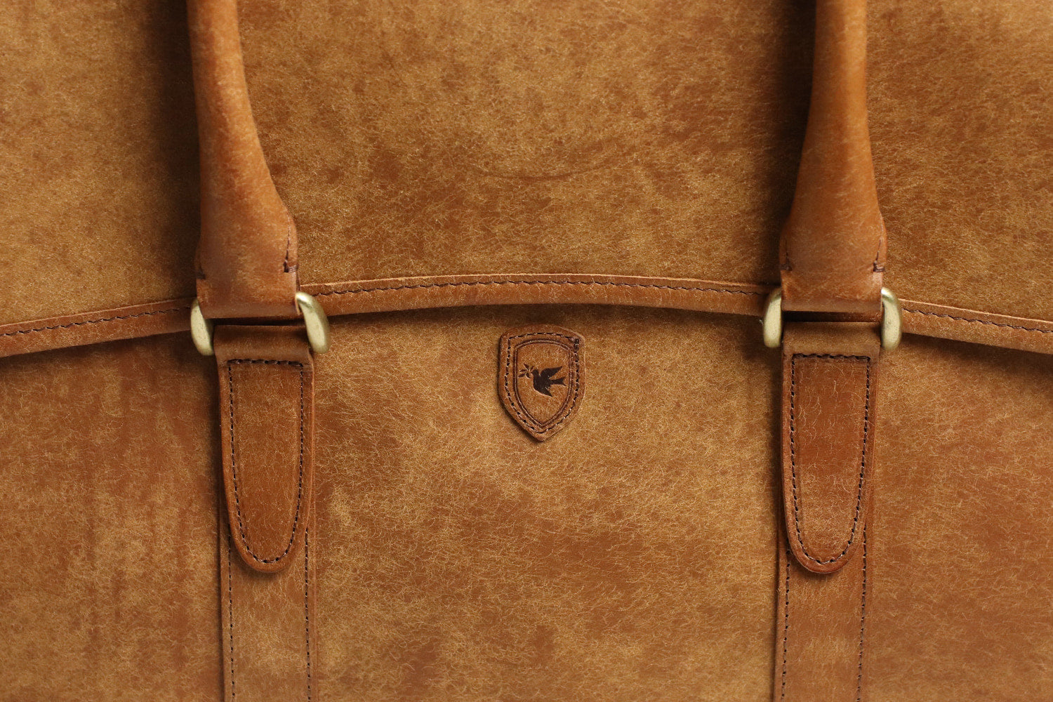 sot / Pueblo Leather 享受隨著時間推移而發生的獨特變化。展現義大利皮革獨特魅力的公事包