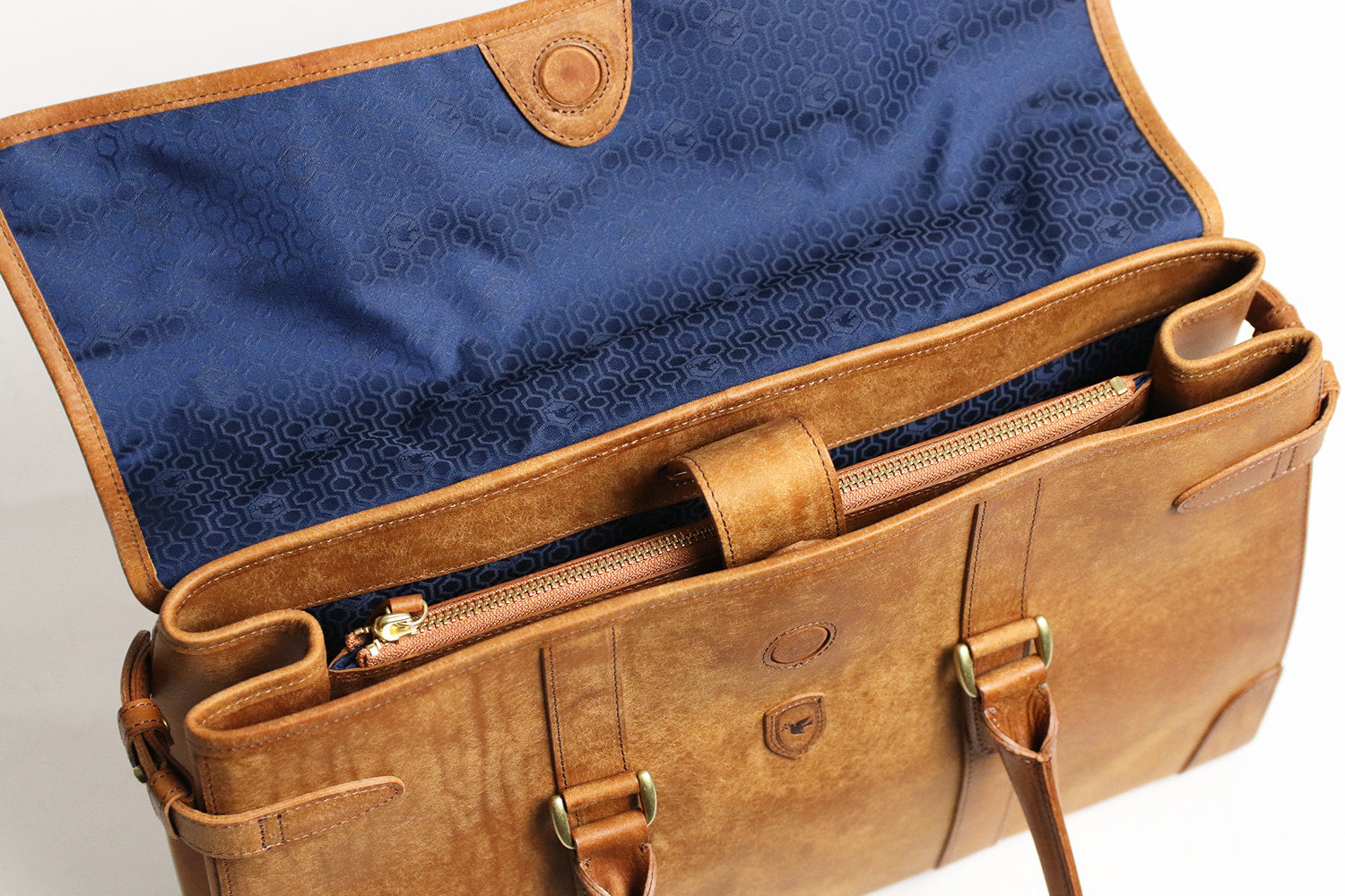 sot / Pueblo Leather 享受隨著時間推移而發生的獨特變化。展現義大利皮革獨特魅力的公事包