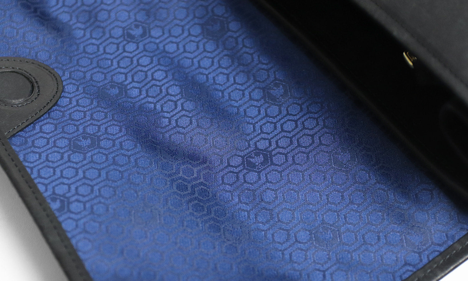 sot / Pueblo Leather 享受隨著時間推移而發生的獨特變化。展現義大利皮革獨特魅力的公事包