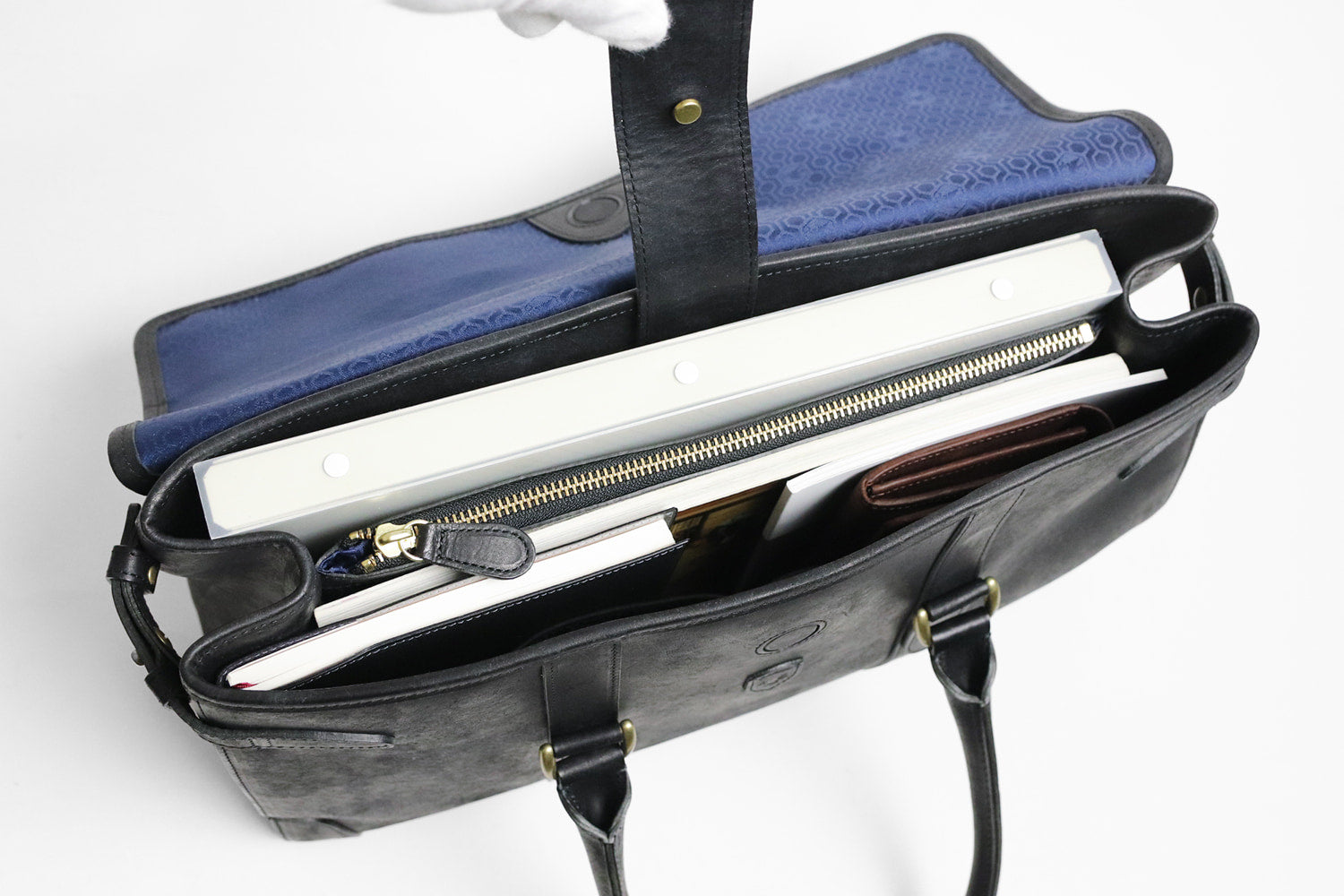 sot / Pueblo Leather 享受隨著時間推移而發生的獨特變化。展現義大利皮革獨特魅力的公事包