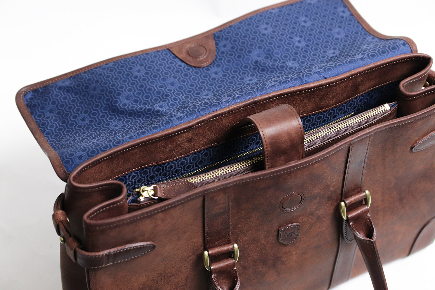 sot / Pueblo Leather 享受隨著時間推移而發生的獨特變化。展現義大利皮革獨特魅力的公事包