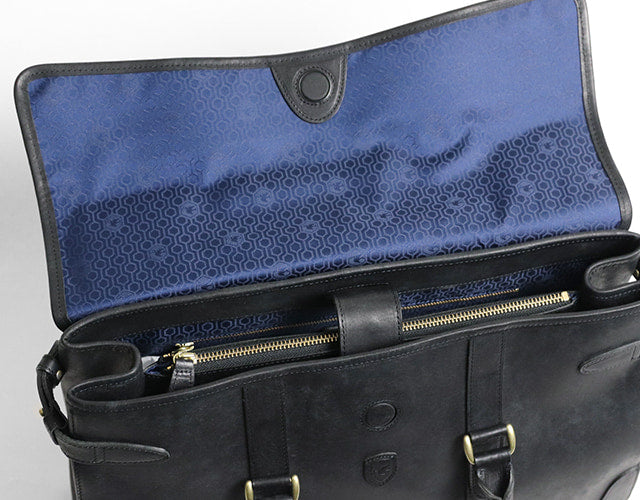 sot / Pueblo Leather 享受隨著時間推移而發生的獨特變化。展現義大利皮革獨特魅力的公事包
