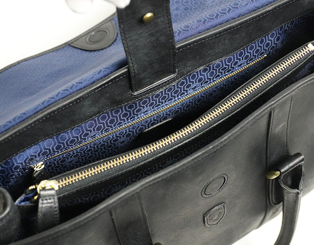 sot / Pueblo Leather 享受隨著時間推移而發生的獨特變化。展現義大利皮革獨特魅力的公事包