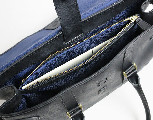 sot / Pueblo Leather 享受隨著時間推移而發生的獨特變化。展現義大利皮革獨特魅力的公事包