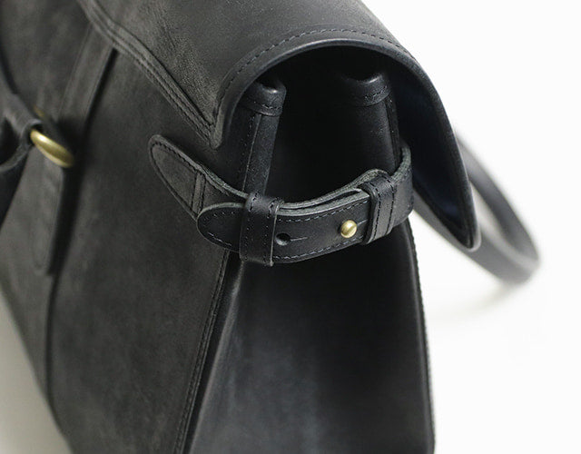 sot / Pueblo Leather 享受隨著時間推移而發生的獨特變化。展現義大利皮革獨特魅力的公事包