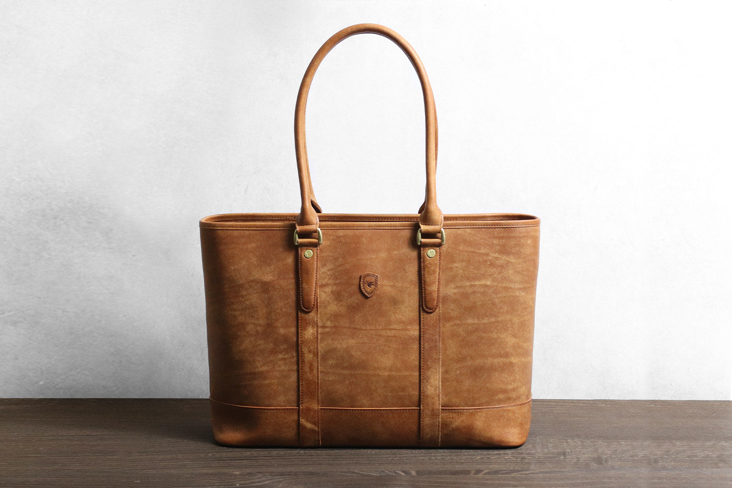 sot / Pueblo Leather 享受隨著時間推移而發生的獨特變化。展現義大利皮革獨特魅力的手提包