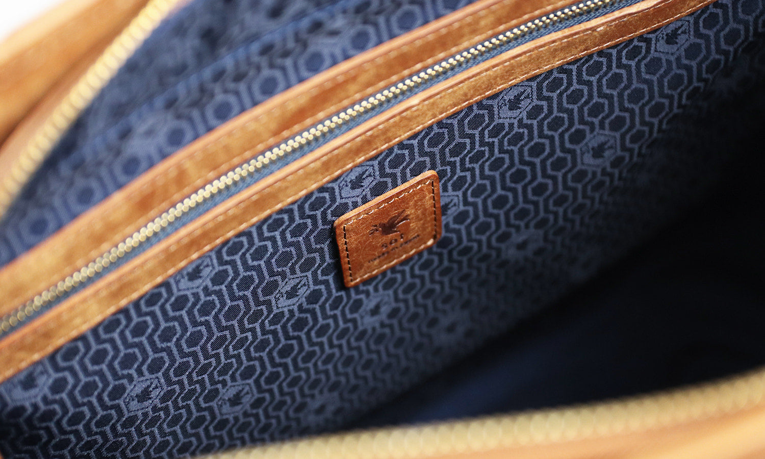sot / Pueblo Leather 享受隨著時間推移而發生的獨特變化。展現義大利皮革獨特魅力的手提包