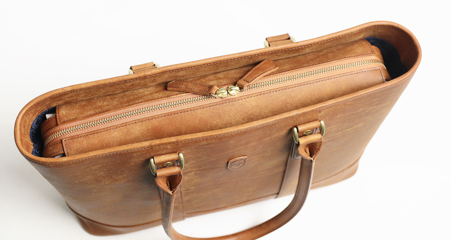 sot / Pueblo Leather 享受隨著時間推移而發生的獨特變化。展現義大利皮革獨特魅力的手提包