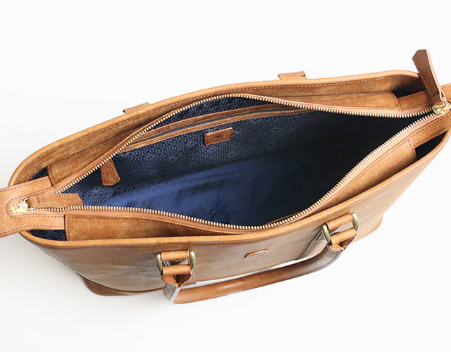 sot / Pueblo Leather 享受隨著時間推移而發生的獨特變化。展現義大利皮革獨特魅力的手提包