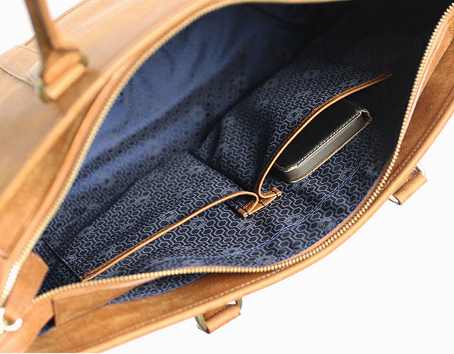 sot / Pueblo Leather 享受隨著時間推移而發生的獨特變化。展現義大利皮革獨特魅力的手提包