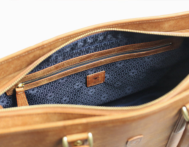 sot / Pueblo Leather 享受隨著時間推移而發生的獨特變化。展現義大利皮革獨特魅力的手提包