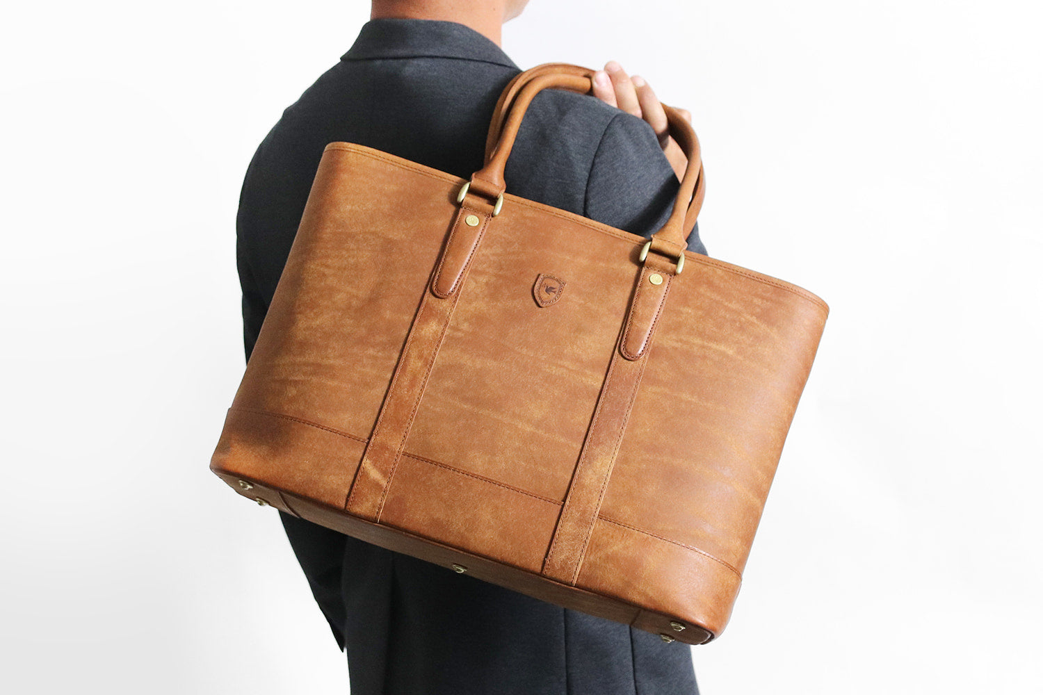 sot / Pueblo Leather 享受隨著時間推移而發生的獨特變化。展現義大利皮革獨特魅力的手提包