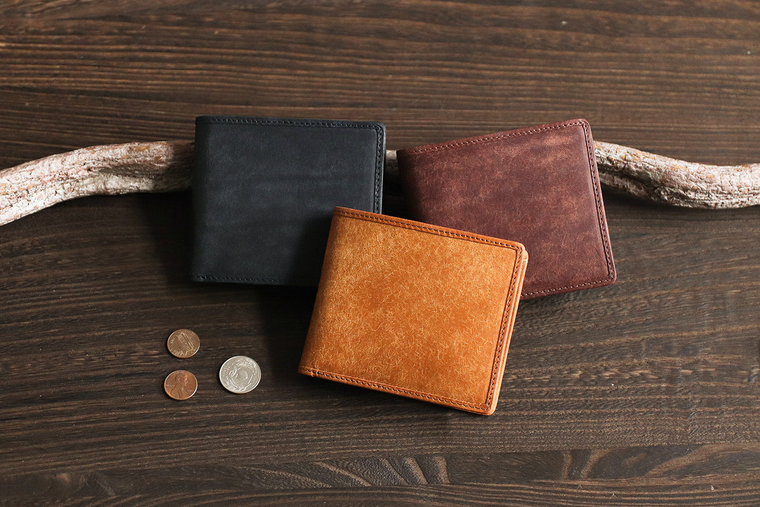 sot / Pueblo Leather 享受隨著時間推移而發生的獨特變化。展現義大利皮革獨特魅力的雙折皮夾