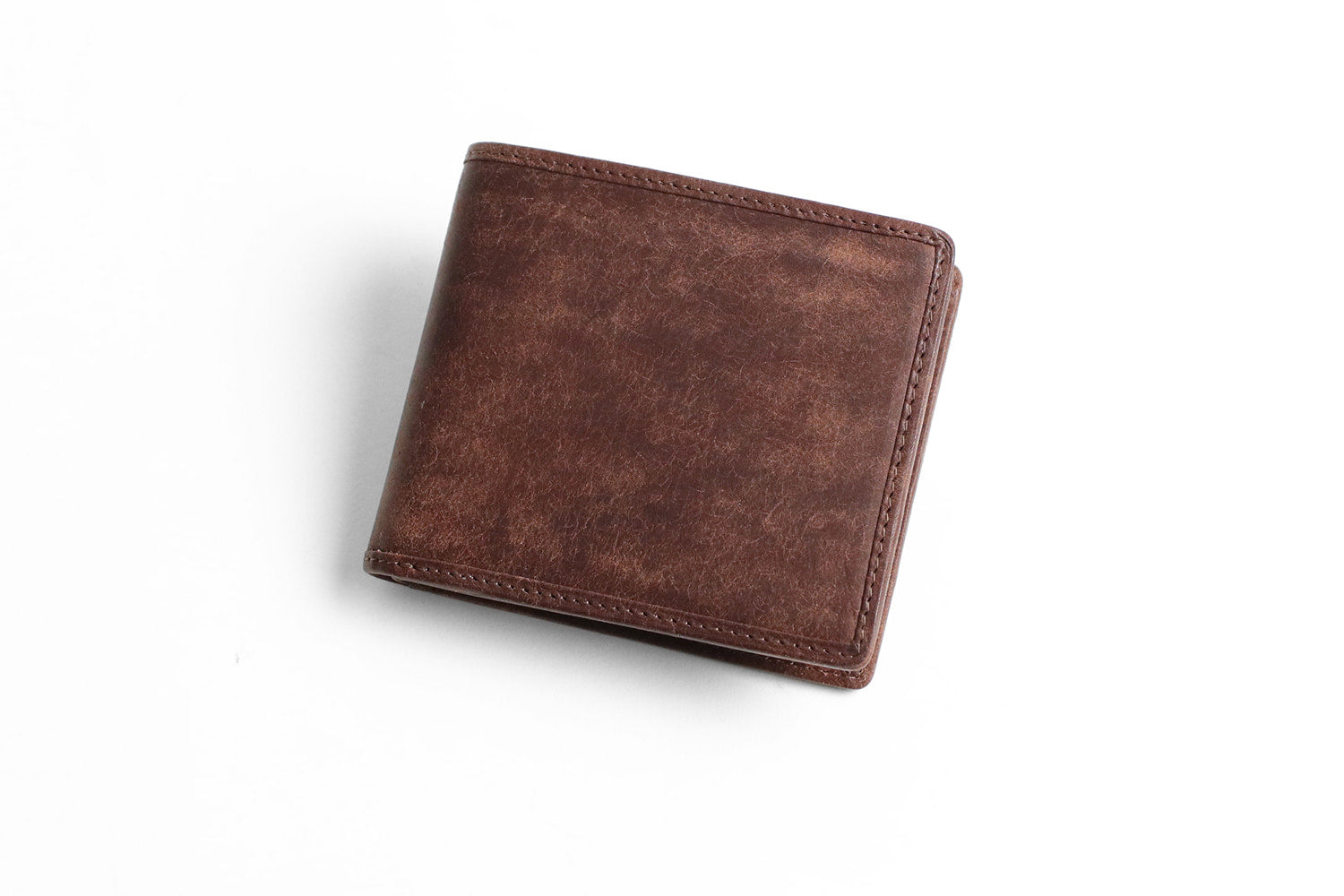 sot / Pueblo Leather 享受隨著時間推移而發生的獨特變化。展現義大利皮革獨特魅力的雙折皮夾