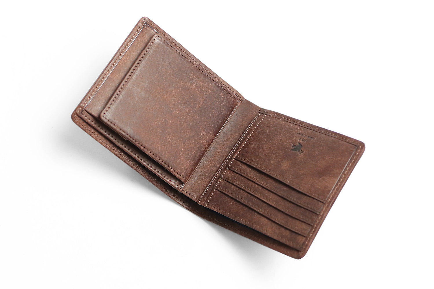 sot / Pueblo Leather 享受隨著時間推移而發生的獨特變化。展現義大利皮革獨特魅力的雙折皮夾