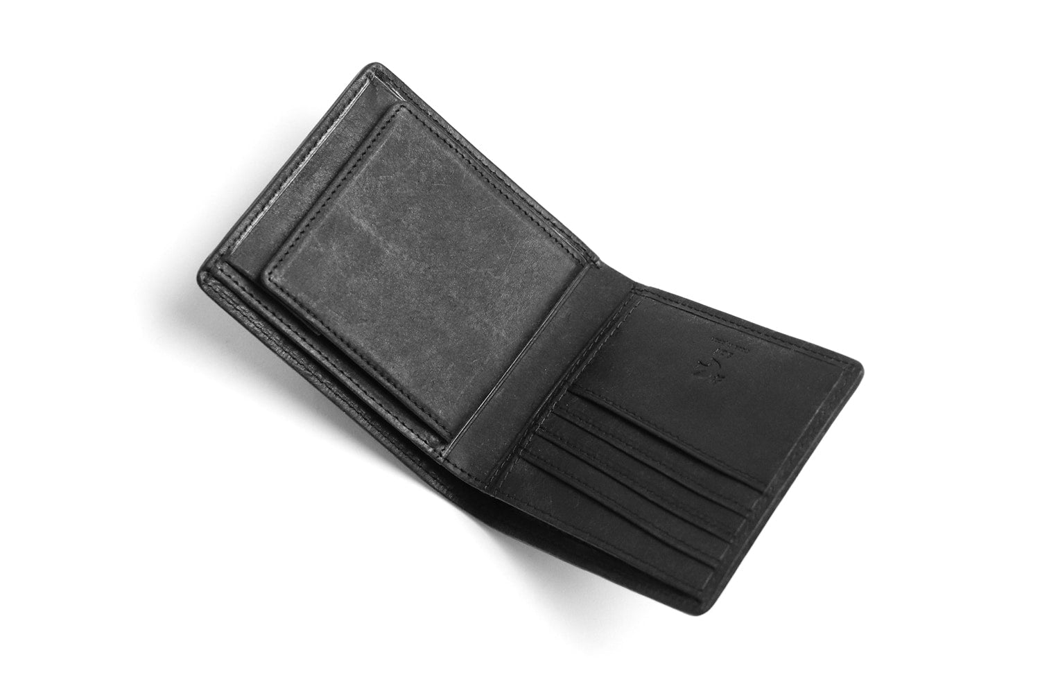 sot / Pueblo Leather 享受隨著時間推移而發生的獨特變化。展現義大利皮革獨特魅力的雙折皮夾