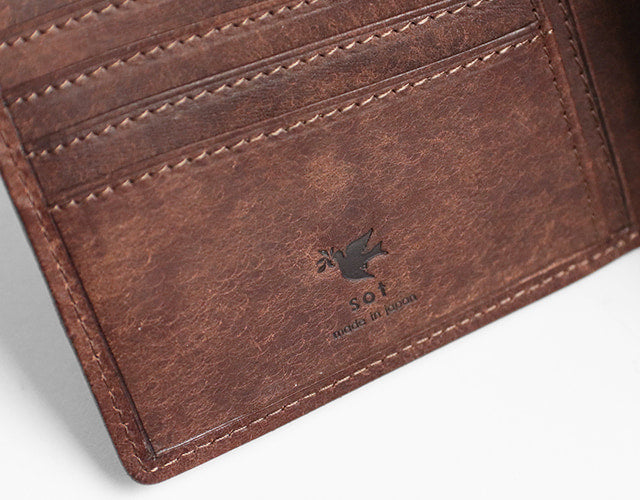 sot / Pueblo Leather 享受隨著時間推移而發生的獨特變化。展現義大利皮革獨特魅力的雙折皮夾