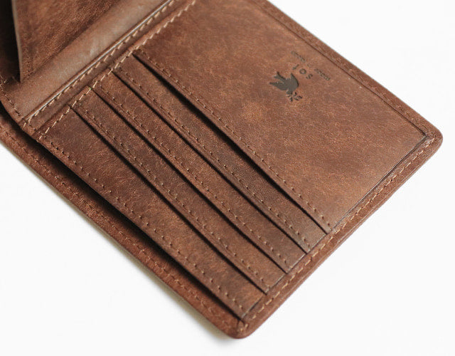 sot / Pueblo Leather 享受隨著時間推移而發生的獨特變化。展現義大利皮革獨特魅力的雙折皮夾