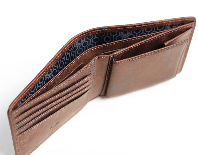 sot / Pueblo Leather 享受隨著時間推移而發生的獨特變化。展現義大利皮革獨特魅力的雙折皮夾
