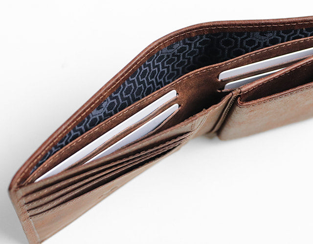 sot / Pueblo Leather 享受隨著時間推移而發生的獨特變化。展現義大利皮革獨特魅力的雙折皮夾
