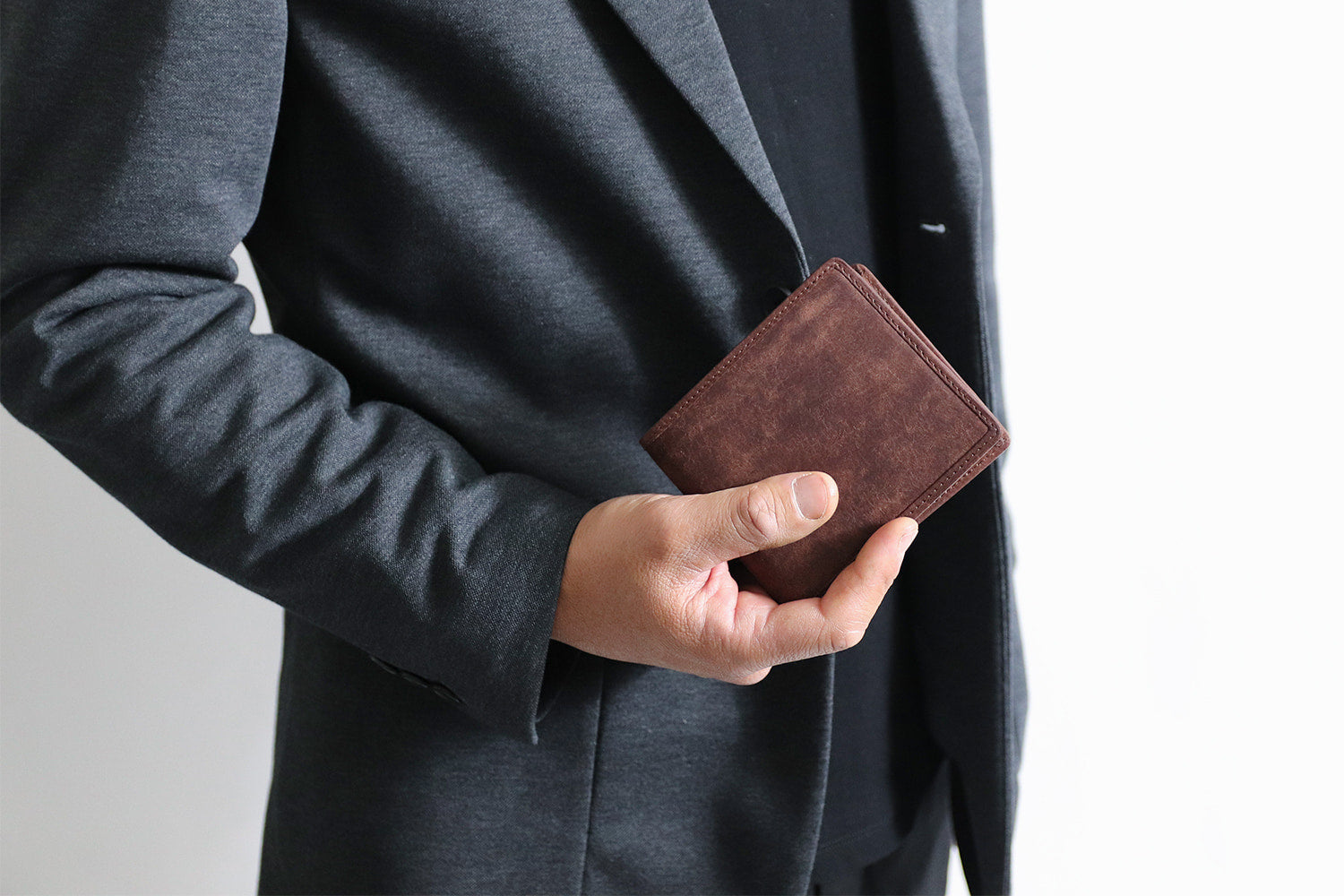 sot / Pueblo Leather 享受隨著時間推移而發生的獨特變化。展現義大利皮革獨特魅力的雙折皮夾
