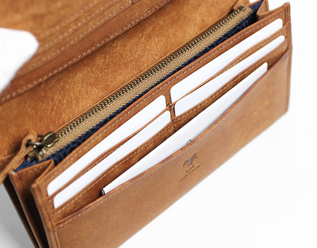 sot / Pueblo Leather 享受隨著時間推移而發生的獨特變化。展現義大利皮革獨特魅力的標準長皮夾