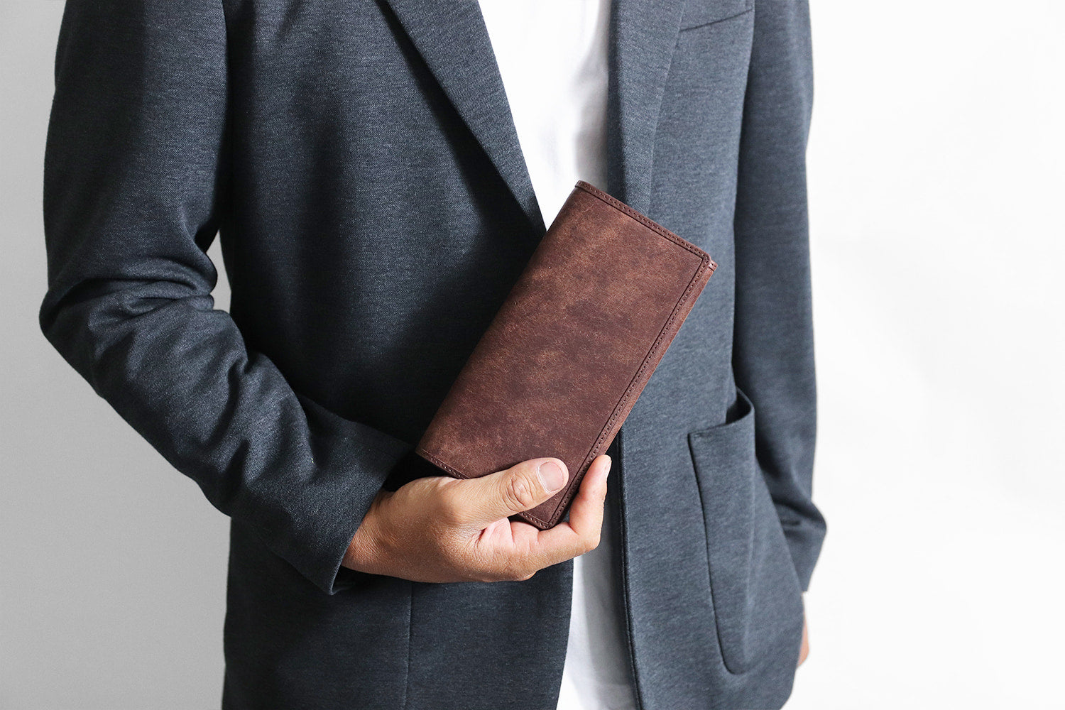 sot / Pueblo Leather 享受隨著時間推移而發生的獨特變化。展現義大利皮革獨特魅力的標準長皮夾