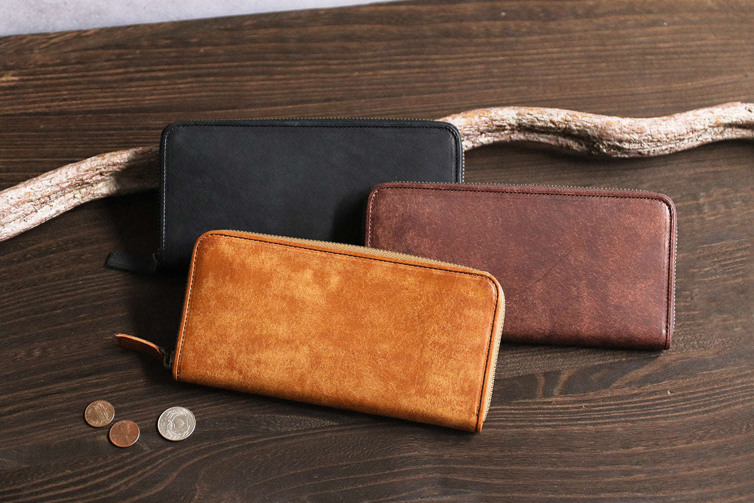 sot / Pueblo Leather 享受隨著時間推移而發生的獨特變化。展現義大利皮革獨特魅力的圓形拉鍊長皮夾