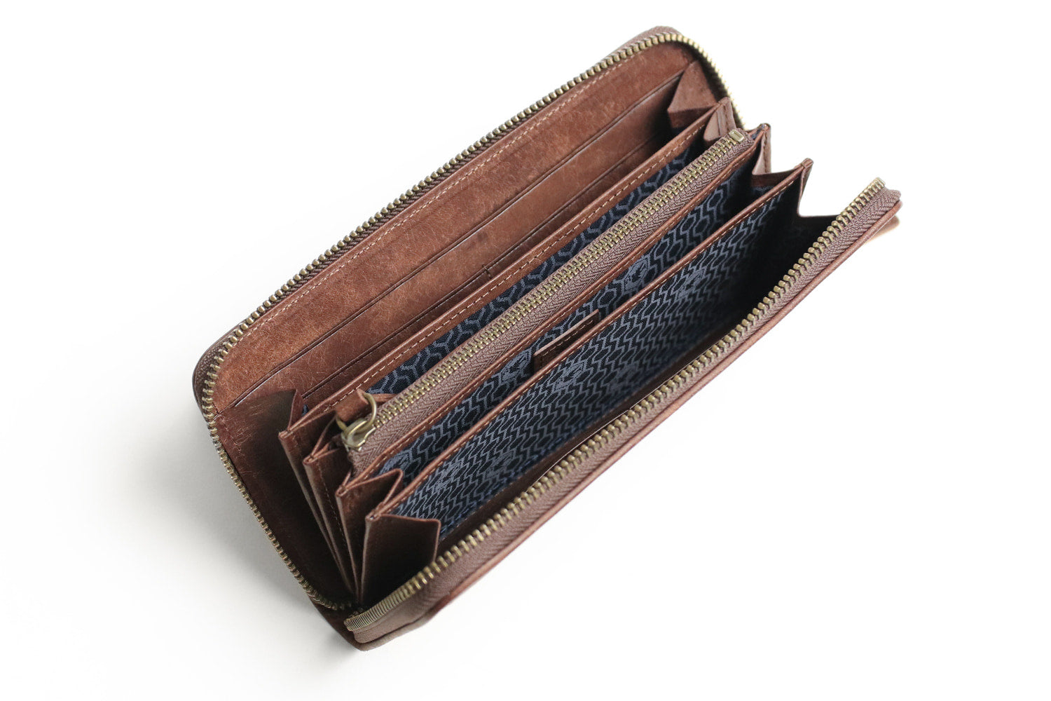sot / Pueblo Leather 享受隨著時間推移而發生的獨特變化。展現義大利皮革獨特魅力的圓形拉鍊長皮夾