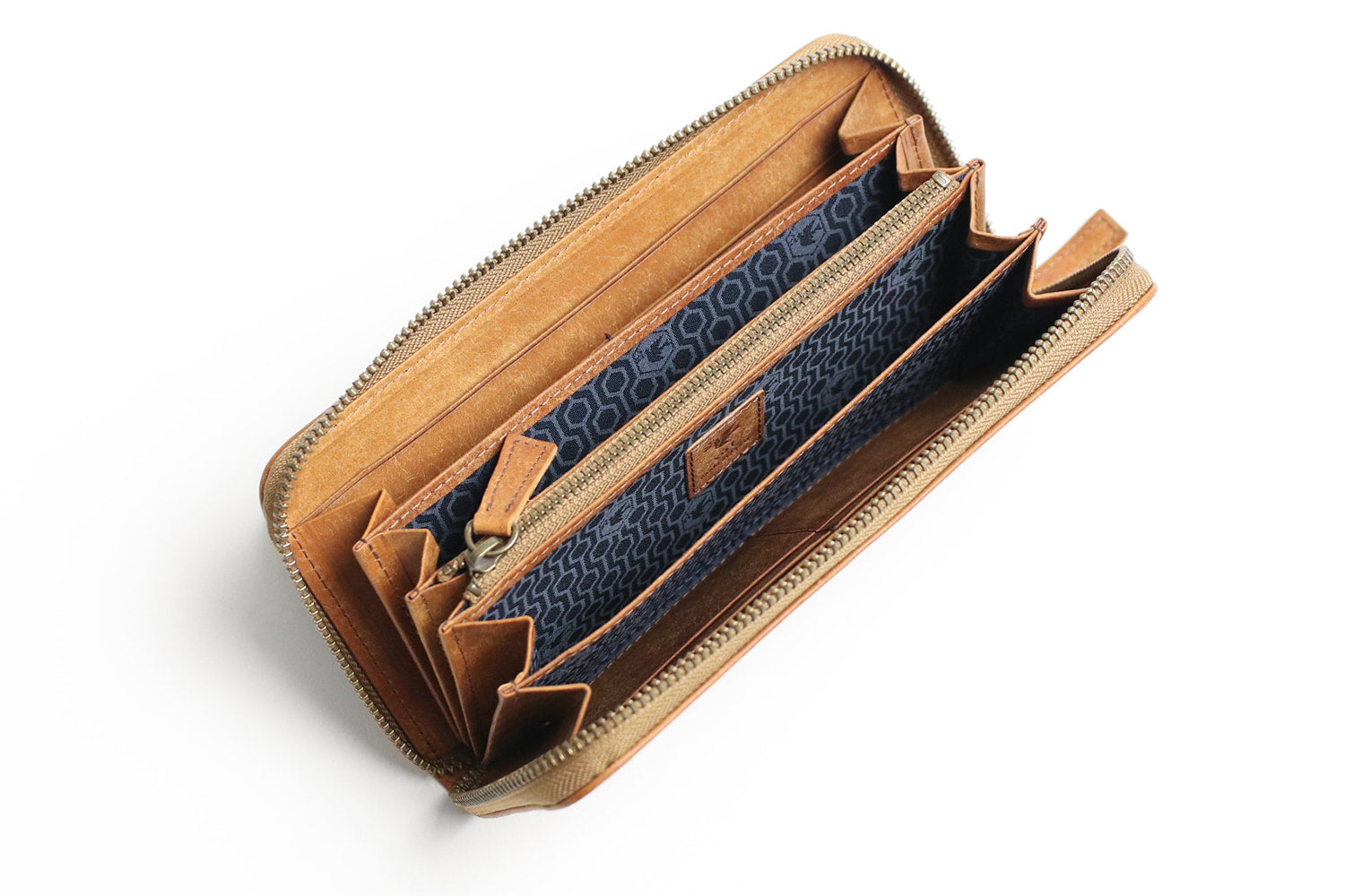 sot / Pueblo Leather 享受隨著時間推移而發生的獨特變化。展現義大利皮革獨特魅力的圓形拉鍊長皮夾