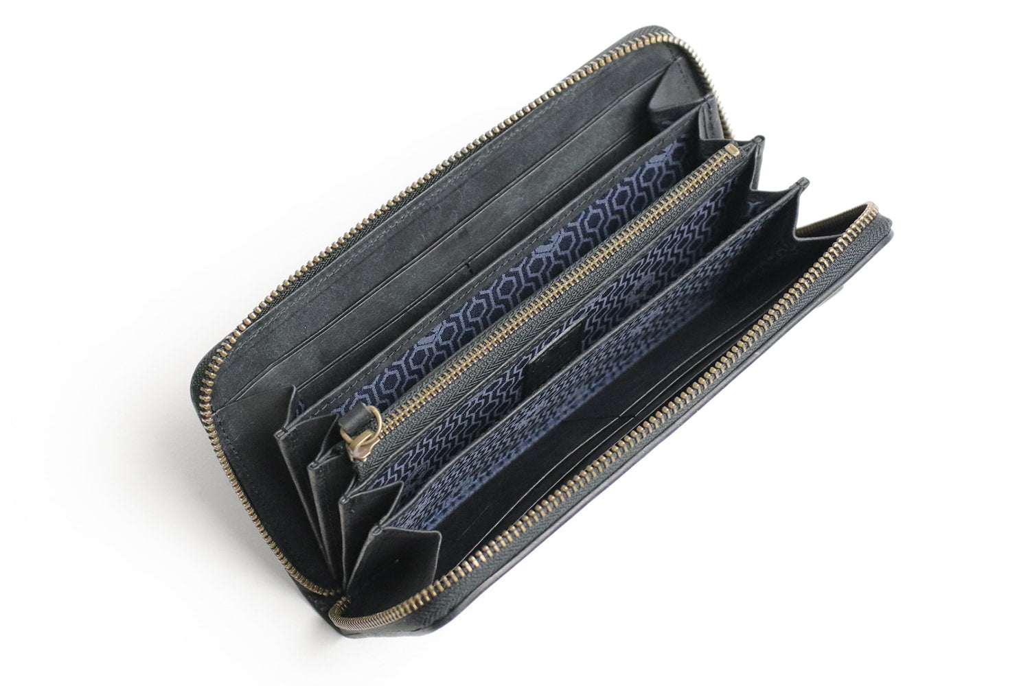 sot / Pueblo Leather 享受隨著時間推移而發生的獨特變化。展現義大利皮革獨特魅力的圓形拉鍊長皮夾
